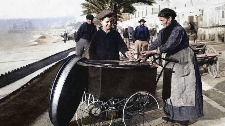 Vendeuse de socca sur la Promenade des Anglais à Nice